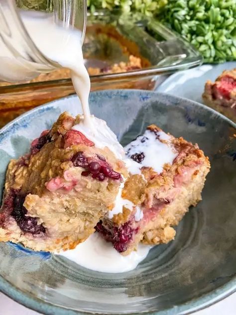 Berry Baked Oatmeal (Easy + Protein-Packed!) Lemon Blueberry Banana Bread, Banana Protein Oatmeal, Protein Oatmeal Bars, Marshmallows Without Corn Syrup, Healthy Marshmallows, Berry Baked Oatmeal, Starbucks Cake Pops, Oat Bar Recipes, Grass Fed Gelatin