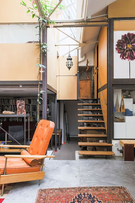 This two-bedroom industrial loft lies inside a converted foundry in Paris’s Roquette district and features a soaring atrium living space. The 2,400 sq ft French home sits beneath the original factory roof, which dates from the early 20th century, and has a saw-toothed, complex metal frame design. Photo: c/o Patrice Besse #property #paris #architecture #design Paris Penthouse, White Warehouse, Warehouse Living, Wooden Partitions, Warehouse Home, Exhibition Room, Industrial Bedroom, Floating Staircase, Industrial Living