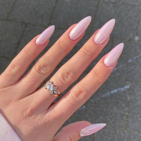 Light Pink Glitter Nails, Nails Hailey Beiber, Pink Nails With Glitter Accent, Chrome Almond, Nails Rosa, Nails Plain, Ombre Chrome Nails, Nails Inspo Aesthetic, Almond Acrylic Nails Designs