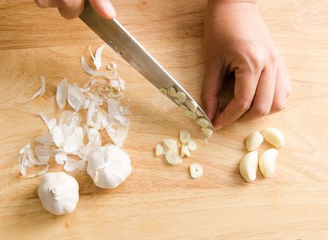 Kitchen Hack, Immune Boosting Foods, Raw Garlic, Eat This Not That, Garlic Bulb, Garlic Paste, Chopped Garlic, A Chef, Fresh Garlic