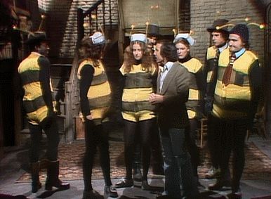 Memorable SNL Characters That Make For Hilarious Halloween Costumes The Killer Bees Snl Halloween, Spartan Cheerleaders, Hilarious Halloween Costumes, Funny Group Costumes, Terrifying Horror Movies, Snl Characters, Pink Beret, Bee Costume, Solo Costume