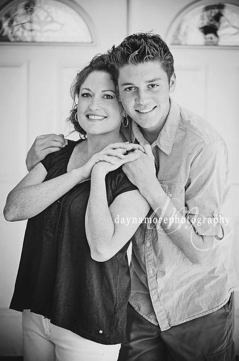 Mother Grown Son Photos, Mom With Older Sons Photography, Mom And Grown Son Photo Ideas, Mother And Adult Son Photoshoot, Mom Teenage Son Photoshoot, Mother Teen Son Portraits, Mother Teenage Son Photoshoot, Mom And Son Senior Pictures, Mother Son Senior Picture Ideas