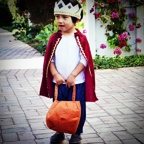 Diy King Costume Men, King Arthur Costume Kids, Diy King Cape Costume, Prince Costume For Kids, King Costume For Kids Boys, King Costume For Kids, King Cape, Kids Haircut, Diy Cape