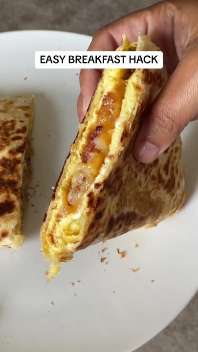 Egg Tortilla Breakfast, Tortilla Breakfast Wrap, Tortilla Breakfast, Egg Tortilla, Breakfast Wrap, Breakfast Cooking, Breakfast Hack, Healthy Breakfast Recipes Easy, Breakfast Tacos