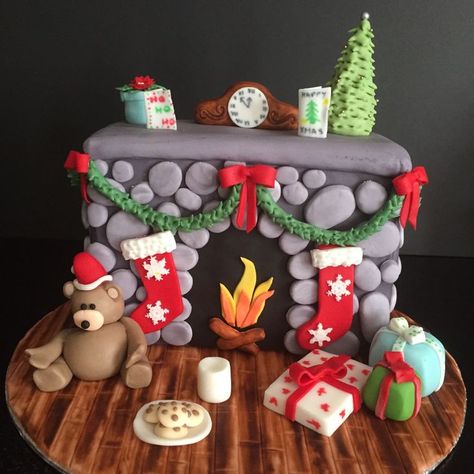 Fimo Ideas Christmas, Christmas Clay House, Christmas House Cake, Christmas Clay Ideas, Clay Fireplace, Jul Diy, Christmas Themed Cake, Christmas Cake Designs, Diy Christmas Village