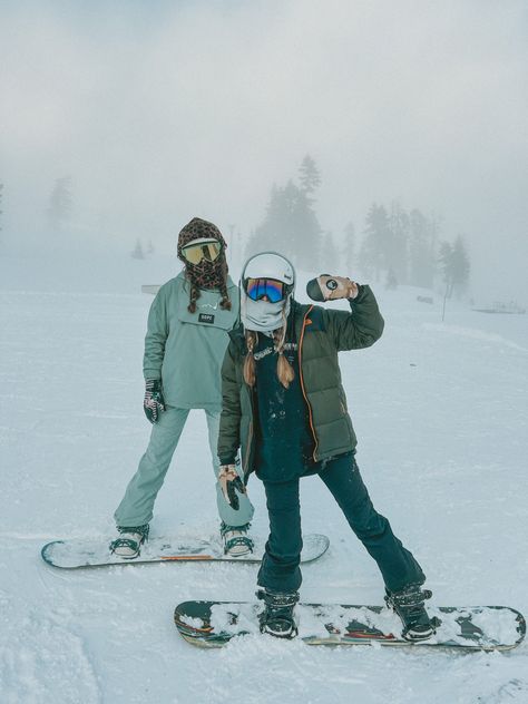 Girl Snowboarding Aesthetic, Snowboarding Pictures Friends, Cute Snowboarding Pictures, Girl Snowboarding Outfits, Snowboarding Fits, Snowboard Fit, Snowboarder Girl, Snowboard Girls, Female Snowboarders