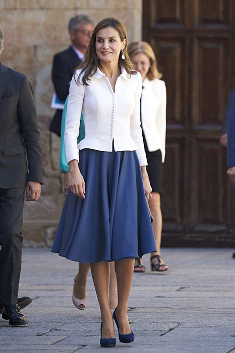 Pantone Colour of the Year 2020: Royals wearing Classic Blue, from Kate Middleton to Meghan Markle, Princess Diana & More - Photo 4 Delpozo Dress, Flapper Inspired Dress, Blue Velvet Gown, Queen Of Spain, Gorgeous Summer Dresses, Red Dress Sleeves, Style Royal, Estilo Real, Letizia Of Spain