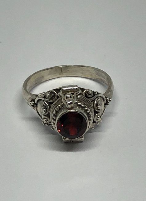 Victorian Poison Ring, Grunge Wedding Ring, Different Styles Fashion List, Vintage Rings Aesthetic, Rings Grunge, Grunge Ring, Look 80s, Ring Aesthetic, Ring With Stone