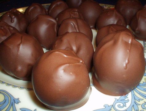 Creme Drop Fudge, Chocolate Covered Cherries Recipe, Famous Chocolate, Candy Truffles, Chocolate Candies, Dessert Aux Fruits, Chocolate Covered Cherries, Candy Recipes Homemade, Desserts Vegan