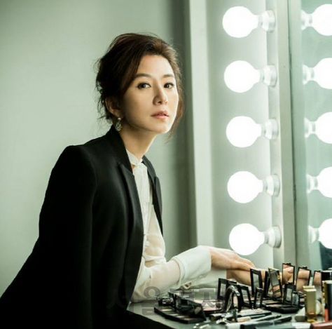 Let's take our first doze of Korean actresses over 40. Korean Actress Over 50 Years Old, Kim Hee Ae, Drama Couple, Kim Hee-ae, Eleanor And Park, Editorial Portrait, Woman Power, Asian Ladies, Kim Sun