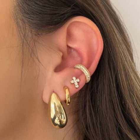 Alora CZ Cuff – TBJ Gold Stack Earrings, Ear Cuff Ideas, Ear Piercing Ideas Gold, Dreamy Jewelry, Earring Cuff, Ear Piece, Earring Stack, Piercing Inspo, Ear Party