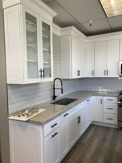 Grey Countertops White Cabinets, Minimalist Kitchen Design Inspiration, Gray Marble Countertops, Kitchen 2025, Gray Countertops, Kichen Design, Grey Marble Kitchen, Grey Granite Countertops, White Cabinets White Countertops