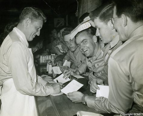 Hollywood Canteen, Spencer Tracy, Signing Autographs, Katherine Hepburn, Army Day, Hooray For Hollywood, Still Photography, Images Vintage, Hollywood Legends