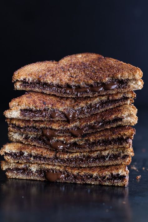 5 Minute Grilled Cinnamon Toast with Chocolate.-1 Cinnamon Drink, God Mad, Chocolate Sandwich, Cinnamon Toast, Half Baked, Läcker Mat, Food Fruit, Half Baked Harvest, Chocolate Chocolate