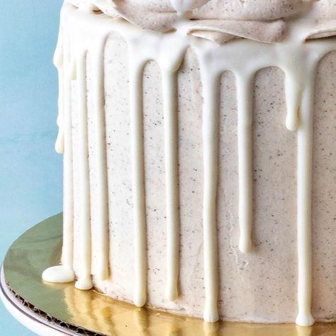 This easy 3-ingredient white chocolate ganache drip is the perfect drizzle decoration for all types of cake and cupcake flavors. White Chocolate Drizzle For Cake, White Drizzle Icing Recipe, White Chocolate Drip Recipe, Snickerdoodle Cookie Cake, Amycakes Bakery, White Chocolate Ganache Drip, Chocolate Drizzle Cake, Drizzle Icing, Chocolate Ganache Drizzle