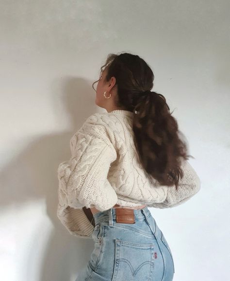 Hair inspo, outfit, cozy sweater, hoop earrings, Levis, jeans, mom jeans, aesthetic, cute, brunette, knitwear, winter fashion Levis Aesthetic Outfit, Mom Jeans Aesthetic, Sweater And Mom Jeans, Levis Aesthetic, Jeans Aesthetic, Levis Mom Jeans, Cute Brunette, Mom Jeans Outfit, Jeans Mom