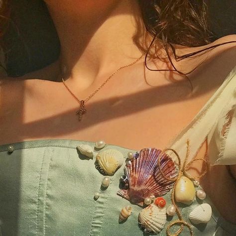 Sea Shell Corset, Seashell Corset, Shell Outfit, Carnaval Aesthetic, Mermaid Shell Top, Diy Mermaid Costume, Corset Diy, Amazing Library, Seafoam Dress