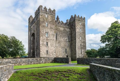 20 Best Castles in Ireland | Road Affair Castles Ireland, Bunratty Castle, Ireland Road Trip Itinerary, Ireland Bucket List, Ireland Hotels, Castle Ireland, Ireland Road Trip, Medieval Castles, Irish Castles