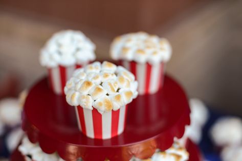 Popcorn Cupcakes Popcorn Cupcakes, Strawberry Food, Popcorn Tub, Summer Cupcakes, Cupcake Tutorial, Oscars Party, Easy Cupcakes, Cupcake Designs, Baking Cups