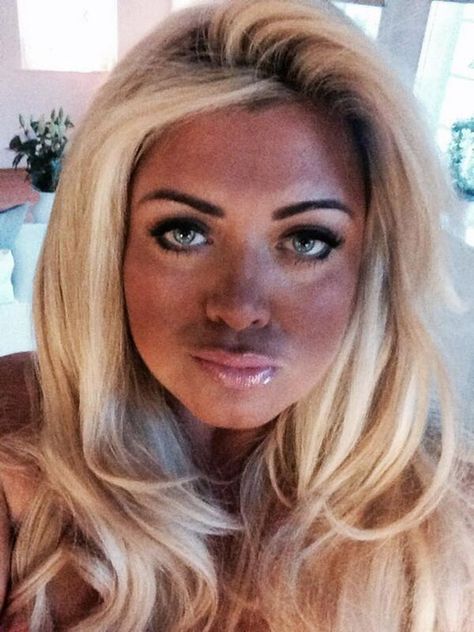 Source: irishmirror.ie Bad Spray Tan, Tan Fail, Tan Blonde, Gemma Collins, Makeup Fails, Blonde With Pink, Spray Tan, Fake Tan, Crazy Girls