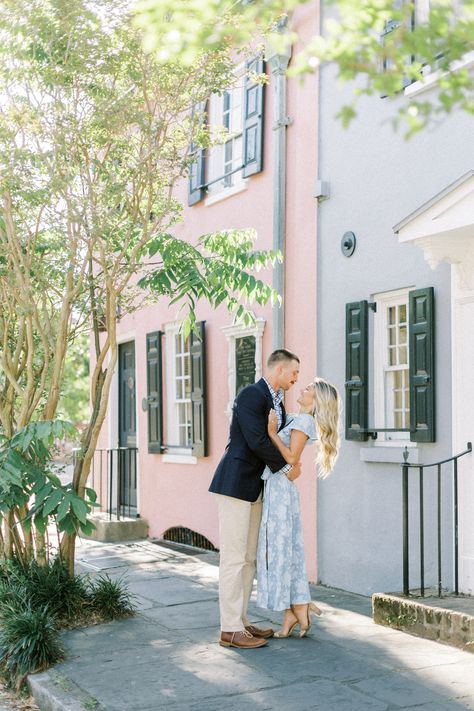 Charleston Engagement Pictures, Low Country Wedding, Charleston Engagement Photos, Charleston Engagement, Charleston Sc Wedding, Engagement Photos Country, Rainbow Row, Summer Engagement Photos, Engagement Pictures Poses