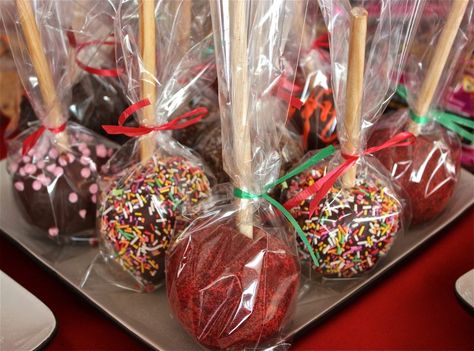 Manzanas cubiertas... Chamoy y Chocolate Tamarindo Apples, Chamoy Apples, Colored Candy Apples, Apple Margarita, Gourmet Candy Apples, Candy Apple Recipe, Caramel Apples Recipe, Gourmet Apples, Popcorn Shop