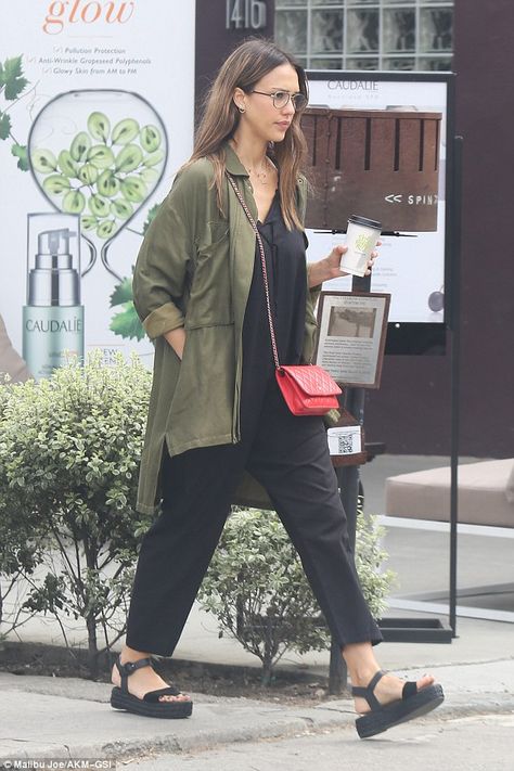 Jessica Alba Street Style, Jessica Alba Style, Coffee Date, Jessica Alba, Mode Inspo, Looks Style, Spring Summer Outfits, Black Jumpsuit, Primavera Estate