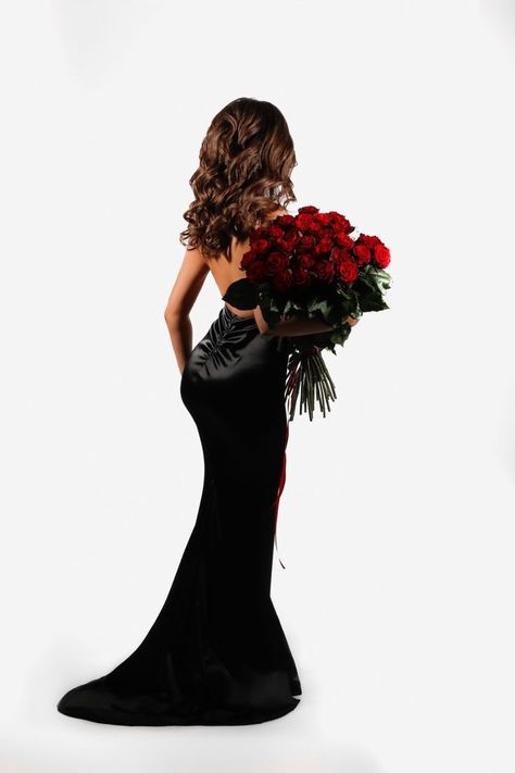 Long Black Dress Photoshoot Ideas, Photoshoot With Roses Photo Ideas, Long Dress Photoshoot Ideas, Spotlight Shoot, Black Dress Photoshoot Ideas, Roses Photoshoot Ideas, Bday Poses, Spotlight Photoshoot, Prom Photography Poses