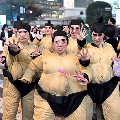 Female Sumo Wrestlers in Shibuya on Halloween Sumo Wrestler, Japan Street, Fashion 2014, Tokyo Street Style, Tokyo Street, Tokyo Fashion, Halloween Costumes, Tokyo, Street Style