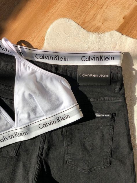 Os conjuntos de top e calcinhas da Calvin Klein são confortáveis e esse modelo com recorte triangulo vai ser um dos seus queridinhos. Aposte! - 🖥️ Vendas online pelo site: www.piramide.com.br - 📱 Vendas pelo Whatsapp: 45 98417-6988 - Deborah - #modafeminina #lookfeminino #roupafeminina #modaparamulheres Top Calvin Klein, Teen Wolf, Calvin Klein Jeans, Vision Board, Calvin Klein, Fashion Outfits, Wardrobe, Closet, Quick Saves