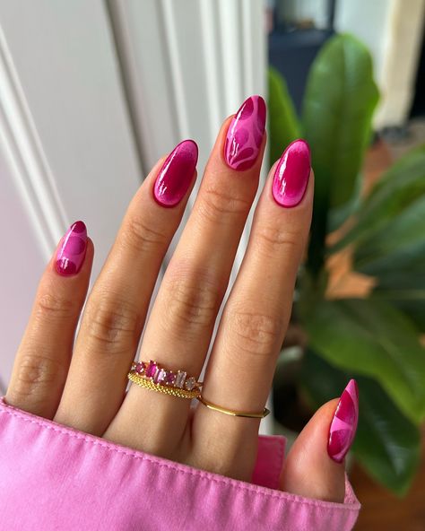 transitioning from summer to autumn with pinky auras and abstract nail art 🌺🍇🎀🌸 • pink ring from @carrie_elizabeth_jewellery • other rings from @monicavinader #nails #nailinspo #nailart #naildesign #autumnnails #fallnails #winternails #auranails Trending Acrylic Nail Designs, Creative Nail Ideas, Nail Art Pink, Matte Pink Nails, Nailinspo Nailart, Neon Pink Nails, Abstract Nail, Pink Manicure, Hot Pink Nails