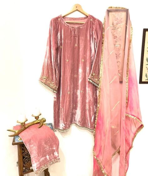 Marriage Suits, Long Kurti Patterns, Velvet Suit Design, Velvet Outfit, Pink Velvet Dress, Dress Pakistani, Trendy Outfits Indian, Pakistani Formal Dresses, Velvet Design