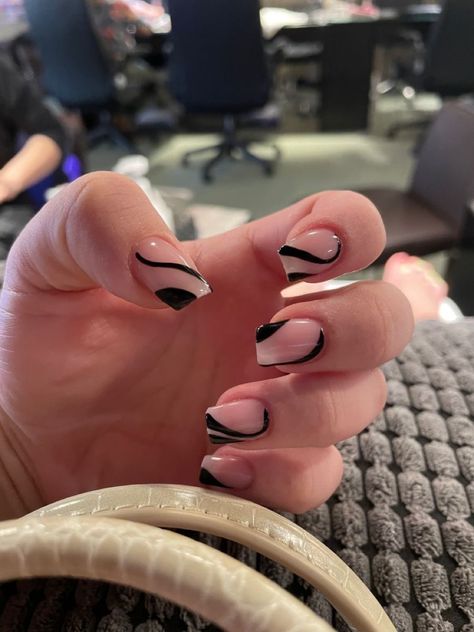 Simple Nail Art For Square Nails, Square Nails With Black Lines, Gel Nail Designs Short Nails Black, Short Nails With Line Design, Black And White Short Square Nails, Black Swirl Nails Square, Black And White Nails Square Short, Short Work Nails Black, Black Nails White Lines