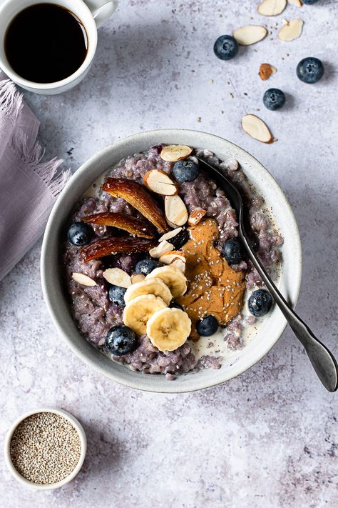 Oatmeal With Peanut Butter, Date Oatmeal, Porridge Toppings, Oat Bowl, Whole Foods Vegan, Cooking Oatmeal, Vegan Oatmeal, Plant Based Whole Foods, Blueberry Oatmeal