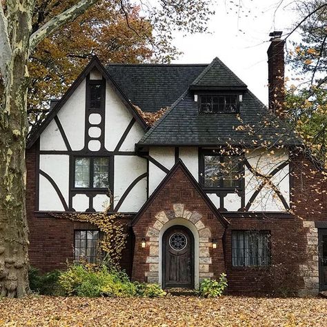 It’s Tudor Tuesday ! How precious is this house ? It looks like it’s straight out of a storybook 🍂🖤🍁. I love the line of circular shapes above the window on the left . ⚫️⚫️⚫️#goodyear #beautifulhouse #tudor #akron#rubbercity #northeastohio#curbed#cottagestyle Tudor House Exterior, Tudor Style House, Tudor Cottage, Fairytale House, Bg Design, Tudor Style Homes, Tudor House, Dream Cottage, Tudor Style