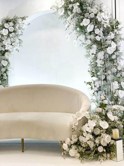 Pelamin All White, White Flower Stage Decoration, Minimalist Pelamin, Pelamin Putih, Arabic Engagement, Hall Wedding Decor, Engagement Decorations Indian, Pelamin Simple, Sage Green Wedding Theme