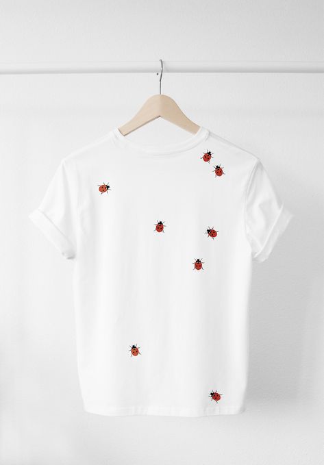 T Shirt Design Ideas Art, Minimal Tshirt, Fabric Paint Shirt, Paint Shirts, T Shirt Painting, Pola Sulam, Embroidery On Clothes, Shirt Print Design, 자수 디자인