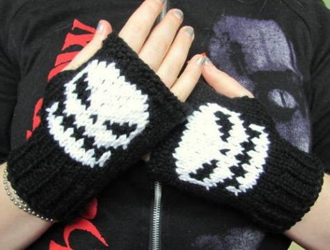 Crochet Skull Gloves, Skull Fingerless Gloves, Crochet Fingerless Gloves Pattern, Easy Crochet Fingerless Gloves, Easy Cute Crochet, Quick Easy Crochet, Fingerless Gloves Pattern, Pirate Crafts, Glove Pattern