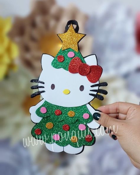 Adornos decorativos de Navidad cajas Flores de papel on Instagram: "Hello Kittie 🌟⭐️ idea de manualidad navideñas. Hermoso aplique realizado con fomy🤩" Hello Kitty Diy Decorations, Diy Hello Kitty Crafts, Christmas Deco Ideas, Hello Kitty Navidad, Hello Kitty Christmas Tree, Hello Kitty Decorations, Diy Hello Kitty, Piñata Ideas, Ideas Navideñas