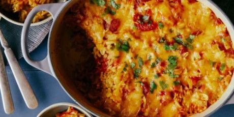 Need an easy crowd-pleasing side? Whip up Ree's one-pot rice casserole. Pioneer Woman Mexican Rice, Crockpot Mexican, Mexican Rice Casserole, Rice And Quinoa, Ree Drummond Recipes, Rice Casserole Recipes, Rice Recipes For Dinner, Food Network Canada, Crowd Pleasing Recipes