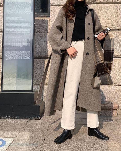 Winter Outfits University, Gypsycore Fashion, 90s Chola, 90s Chola Fashion, Winter 2023 Fashion Trends, New York Winter Fashion, Korean Winter Outfits, 2023 Fashion Trends, Korean Fashion Winter