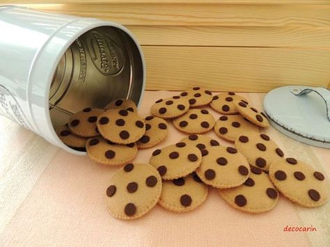 Felt Food Pizza, Felt Montessori, Felt Cookies, Kitchen Pretend Play, Felt Pizza, Cookies With Chocolate Chips, Felt Food Diy, Felt Food Patterns, Cookies With Chocolate