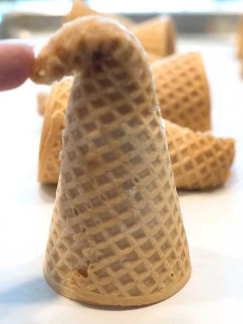 Curling End of Cone Cute Thanksgiving Desserts, Thanksgiving Crafts Diy, Sugar Cones, Holiday Sprinkles, Thanksgiving Decorations Diy, Christmas Food Gifts, Chex Mix, Thanksgiving Kids, Thanksgiving Desserts