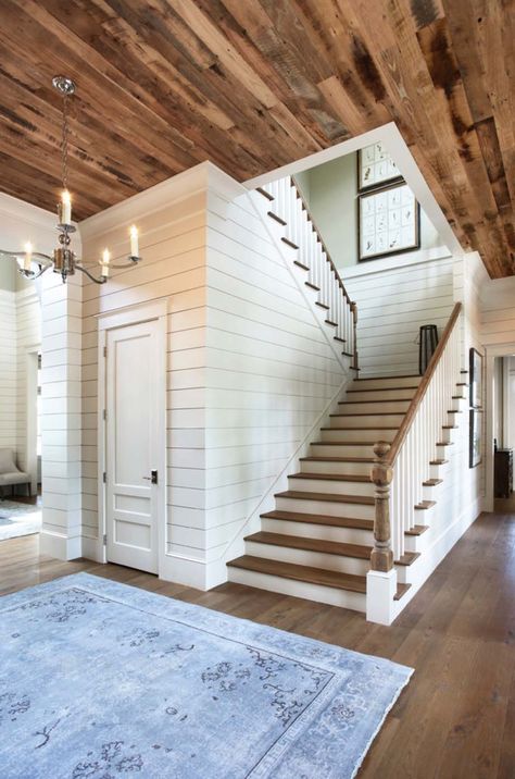 37 Most beautiful examples of using shiplap in the home Inside Of A House, Farmhouse Staircase, Low Ceiling Basement, درج السلم, Staircase Decor, Basement Ceiling, Basement Renovations, Basement Design, Ship Lap Walls