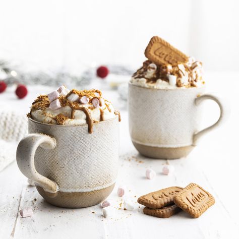 Hot Biscoff milk Biscoff Hot Chocolate, Hot White Chocolate, Classic Eggnog, Classic Hot Chocolate, White Chocolate Truffles, Biscoff Cookies, Festive Cookies, Flavored Milk, Cookie Crumbs