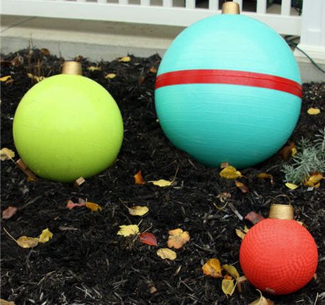 Step by step tutorial how to use exercise, yoga, and playground balls to make giant Christmas ornament ball outdoor decorations Diy Outdoor Christmas Decorations, Christmas Ornament Decorations, Outdoor Christmas Diy, Playground Balls, Giant Christmas Ornaments, Christmas Garden Decorations, Easy Exercise, Santa Decorations, Diy Outdoor Decor