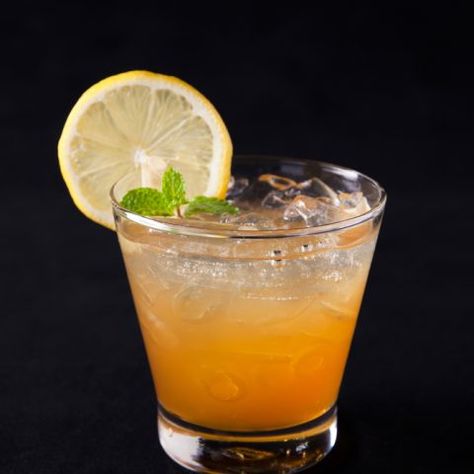 Gold Rush Cocktail Recipe - MyBartender Gold Rush Cocktail, Whiskey Cocktails Easy, Honey Cocktail, Whiskey Sour Recipe, Bourbon Sour, Bourbon Cocktail Recipe, Honey Simple Syrup, Cocktail Recipes Whiskey, Lemon Cocktail