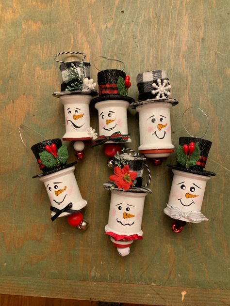 Purchased the hats at Walmart. Buttons and bells at the bottom. Recycled empty wood thread spools. 2022 Spool Snowman Ornament, Crafts With Thread Spools, Wooden Spool Garland, Plastic Thread Spool Crafts, Spools Of Thread, Wood Thread Spools, Wood Thread Spool Ideas, Wooden Spools Ideas, Spool Crafts Wooden