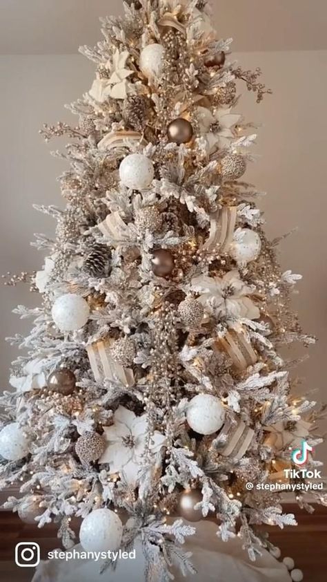 Christmas Themed Decor Ideas, Champaign Christmas Tree, Beige Christmas Tree Decor, White Trees Christmas, All White Christmas Tree, Creative Christmas Tree Ideas, Champagne Christmas Tree, Themed Trees, Christmas Tree Colour Scheme