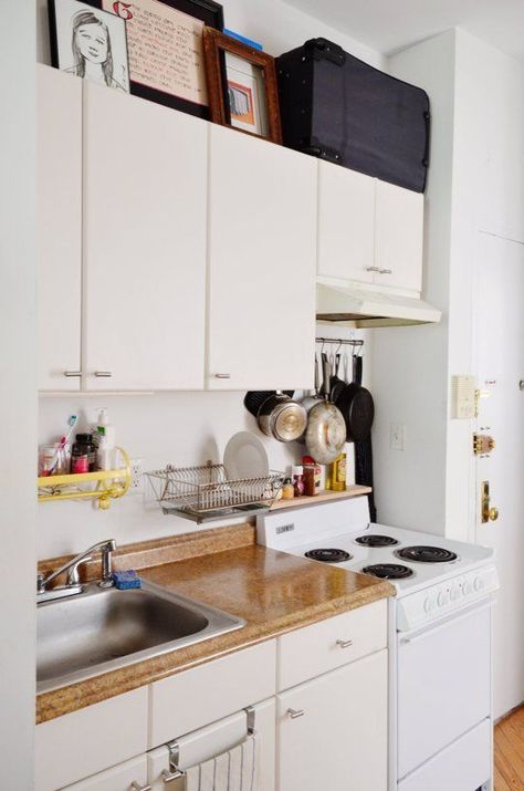 5 Ways to Instantly Modernize an Old & Dated Apartment — Renter's Solutions | Apartment Therapy Apartment Therapy Small Spaces, Simple Apartments, Modern Apartment Decor, Kitchen Wall Shelves, Lovely Kitchen, Trendy Apartment, Small Space Kitchen, Kitchen Concepts, Smart Kitchen